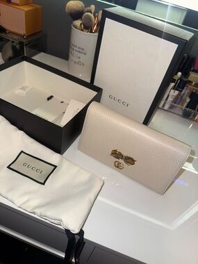 ♥️ Auth Rare Gucci Cream Leather Purse w/ Gold GG Bow ♥️